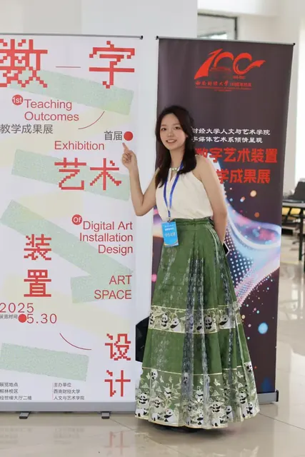 首届教学成果展留影